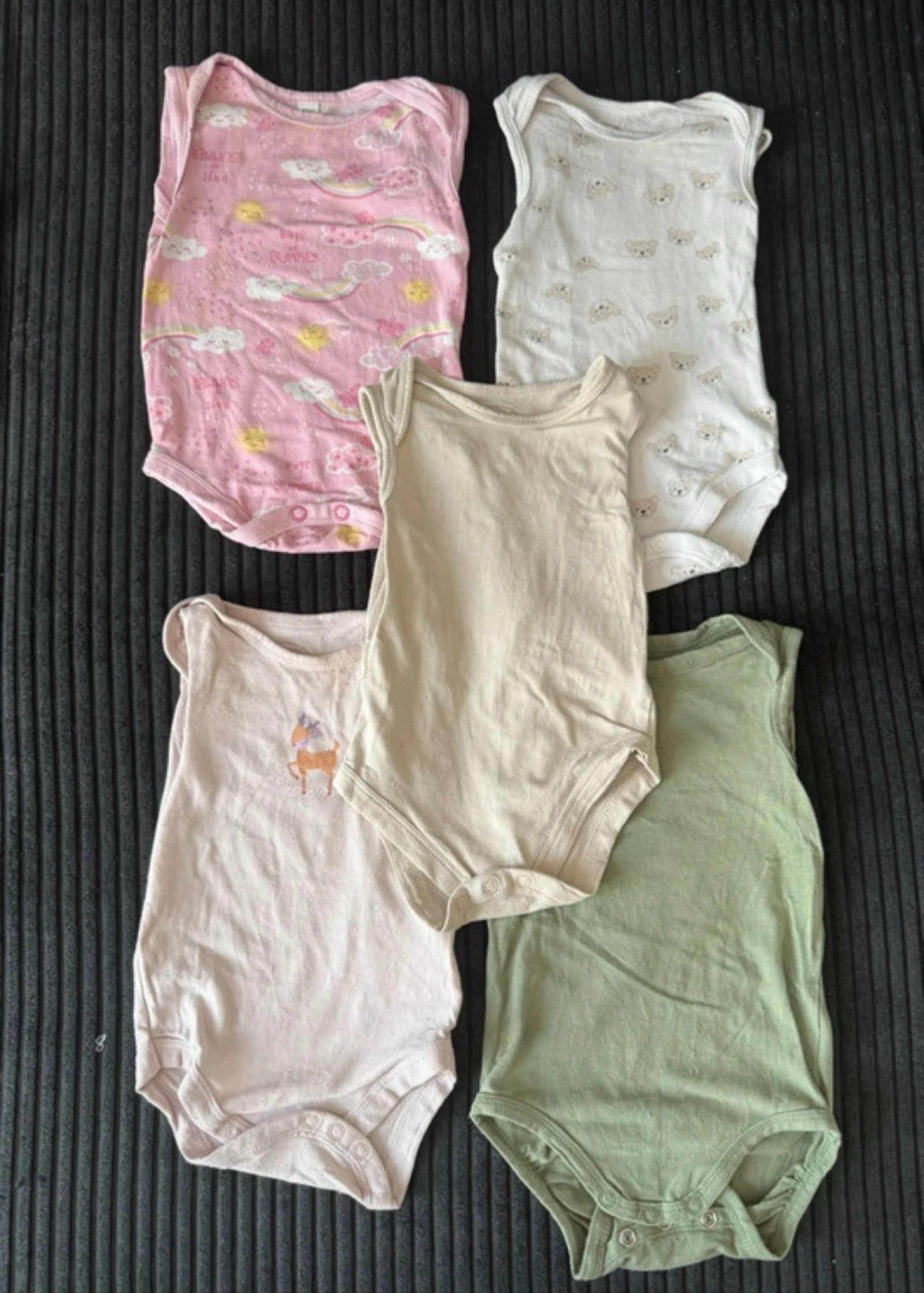 Lot bodys sans manches - 6 mois 